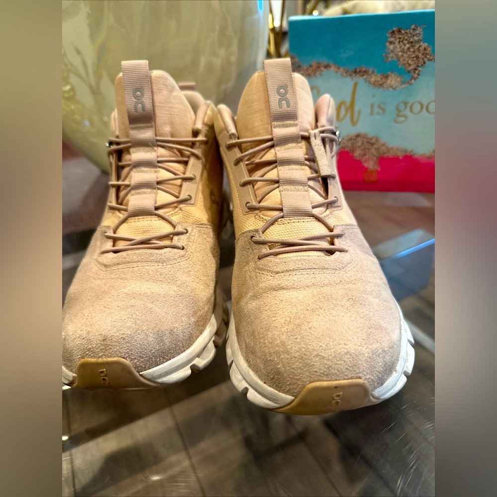 Rose On clouds sneakers size 8.5